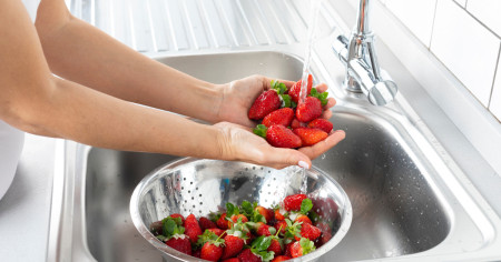 Borítókép: Tényleg ecetben kellene mosnunk a gyümölcsöt, hogy tiszta legyen? A válasz meglepő!