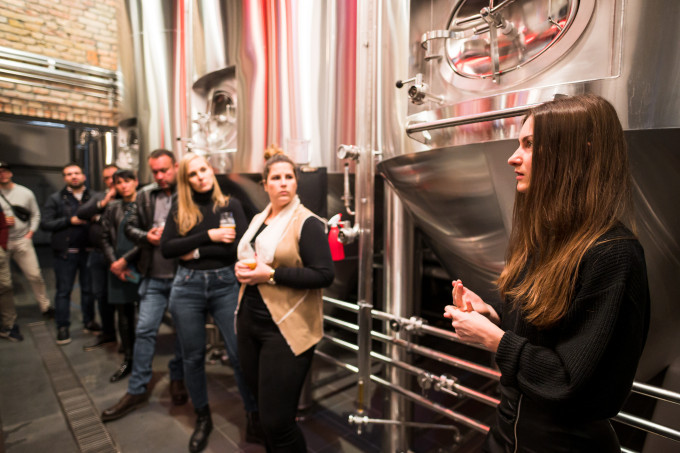 Látogatók a First Craft Beer üzemében