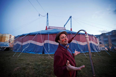 Borítókép: "Ha bohóc vagy, mindegy milyen a természeted a magánéletben, mikor felmegy a függöny, mosolyogsz, elesel, felkelsz, nevettetsz"