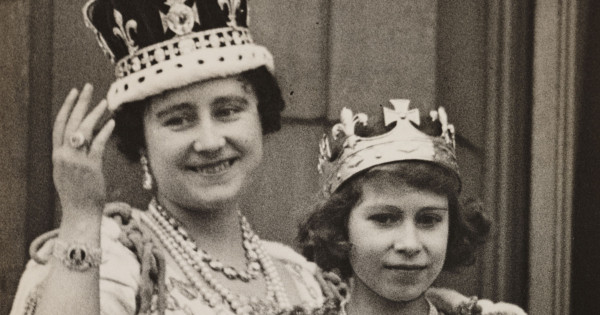 Borítókép: Határtalan elitizmus és rasszizmus! II. Erzsébet királynő édesanyjának valódi arca, amiről csak kevesen mertek beszélni