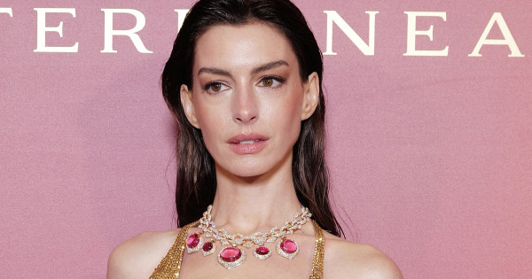 Borítókép: Káprázatos! Anne Hathaway élete egyik legszebb ruhájában jelent meg Velencében - FOTÓK