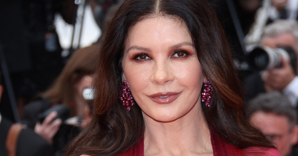 Borítókép: Catherine Zeta-Jones a végzet asszonyaként perzselte fel a vörös szőnyeget a cannes-i filmfesztiválon