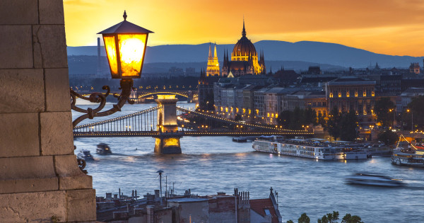 Borítókép: 5 varázslatos esti program Budapesten a hosszú hétvégére, ami felejthetetlen élménnyel gazdagít