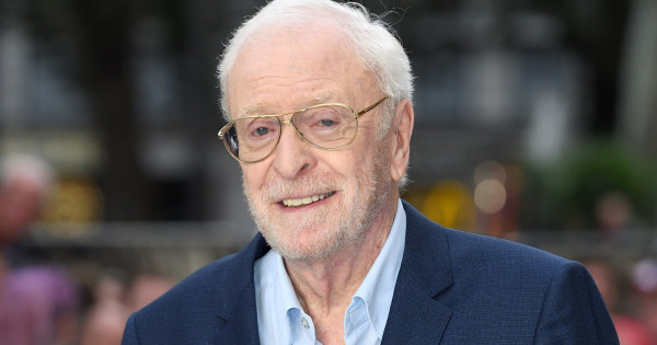 Borítókép: Egy igazi álompár! A 90 éves Michael Caine már alig tud járni vagy állni, de még 50 év házasság után is bolondul feleségéért