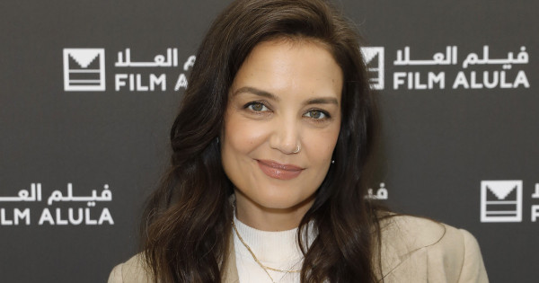 Borítókép: Igenis lehet stílusos az apuszandál! Katie Holmes bebizonyította, hogy a nyár legmegosztóbb cipőtrendje nemcsak kényelmes, de nőies is