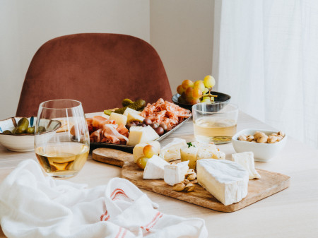 Borítókép: Camembert vs. brie: mi a két sajt közötti különbség? Hogyan lehet a legjobban kiélvezni a penészes sajtokat? 