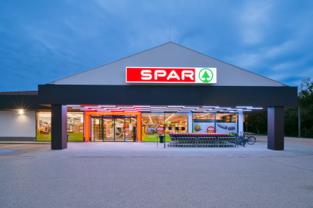 Borítókép: A SPAR csoport mától több mint 700 akciós ajánlattal várja vásárlóit, 300 termék árát pedig a SPAR ÁRSTOP Extra Promóció keretein belül befagyasztja