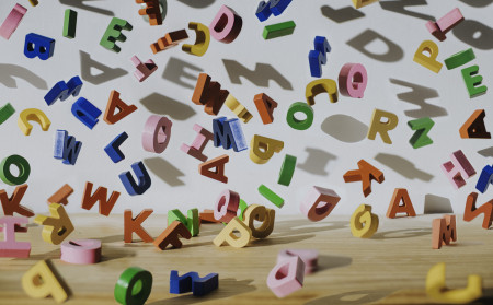 Borítókép: Miért férfinevek kezdőbetűivel betűzünk? Miért 'K mint Károly' és nem 'K mint Karolina'?