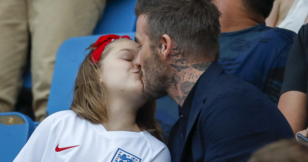 Borítókép: Nem érdeklik a beszólások! David Beckham elmagyarázza, hogy miért tartja normálisnak, hogy szájon csókolja 11 éves lányát
