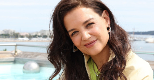 Borítókép: Katie Holmes bemutatja: ha idén nyáron csak egy új ruhadarabot vennél, akkor ez legyen az