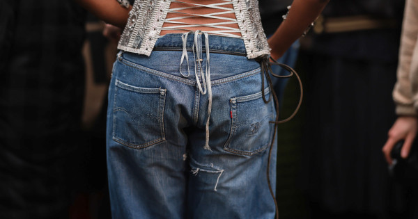 Borítókép: Viszlát, kék farmer! A stílusos nők körében most az alábbi nadrág számít trendinek