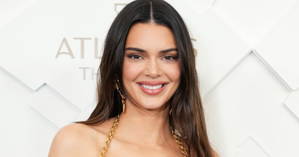 Borítókép: Kopizd le a stílusát! Kendall Jenner táskája bármilyen nyári szettben megtalálja a helyét