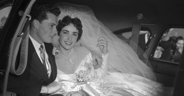 Borítókép: Valóra vált álmok! Avagy a sztárvilág 13 legszebb és legdrágább menyasszonyi ruhája