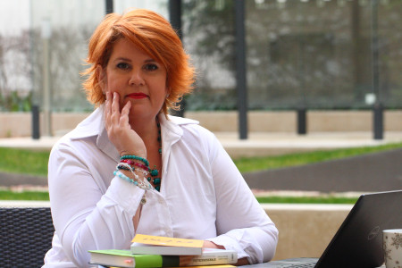 Borítókép: Steinmetz Melinda: „Nincs olyan, hogy felteszek egy kérdést és háromszor felvillan a lámpa vagy odaesik az orrunk elé valamilyen égi jel!”