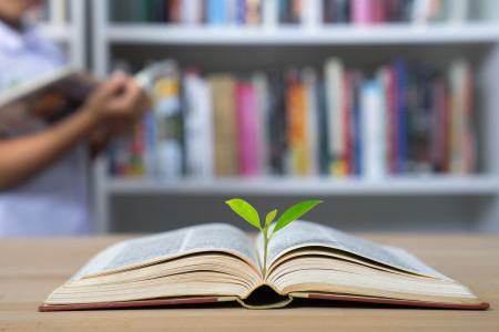 Borítókép: Két könyv, amely a bolygónk megóvására is tekintettel van