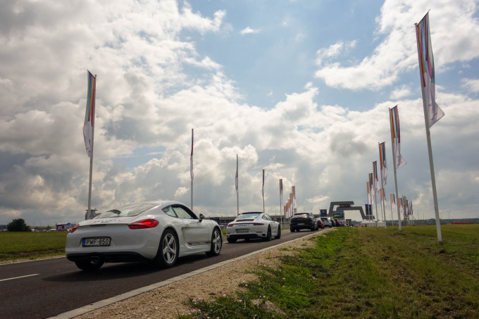 Porschék sorakoznak