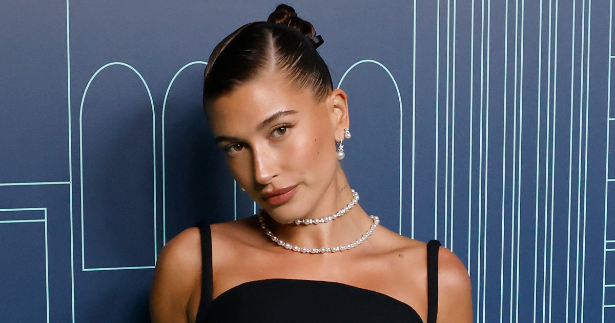 A trükk, aminek hála Hailey Bieber bőre mesébe illő: ismerkedj meg a szendvics technikával