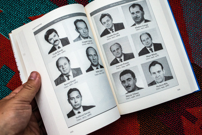 A könyv belső oldalpárja