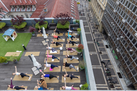 Borítókép: Különleges jógaélmény Budapest eddig eldugott gyöngyszem tetőkerti panorámájával - Kipróbáltuk a Dr. Rose Magánkórház ingyenes jógaóráját