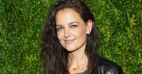 Borítókép: Katie Holmes már viseli a 2023-as nyár legmegosztóbb cipőjét - és bebizonyította, hogy még ebben is stílusos!