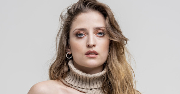 Borítókép: „Van a szív, meg az agy, és ez a kettő bizonyos helyzetekben nagyon eltérő döntéseket javasol az embernek” – interjú A besúgó színésznőjével, Hermányi Mariann-nal