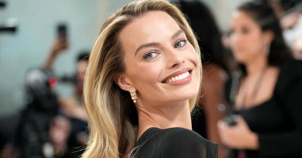 Borítókép: Margot Robbie megmutatta a nyár legegyszerűbb, de legstílusosabb manikűrjét - egyszerűen imádjuk!