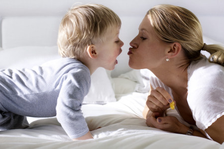 Borítókép: Együtt fürdés, szájra puszi – Tabuk a gyereknevelésben: nálad melyik veri ki a biztosítékot?