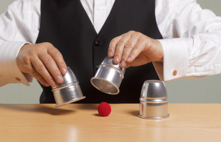 Borítókép: A csalás pszichológiája: megtévesztő hazugságok, amiknek könnyű bedőlni