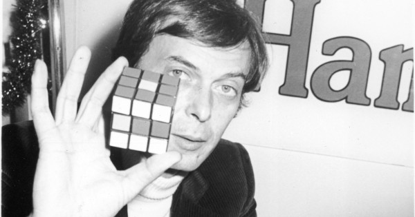 Borítókép: Minden idők legnépszerűbb játéka, amiért a híres emberek is rajonganak! Rubik Ernő és a bűvös kocka igaz története