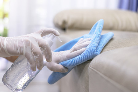 Borítókép: Filléres házi módszer a kanapé tisztítására: megspórolhatod a kárpittisztítót!