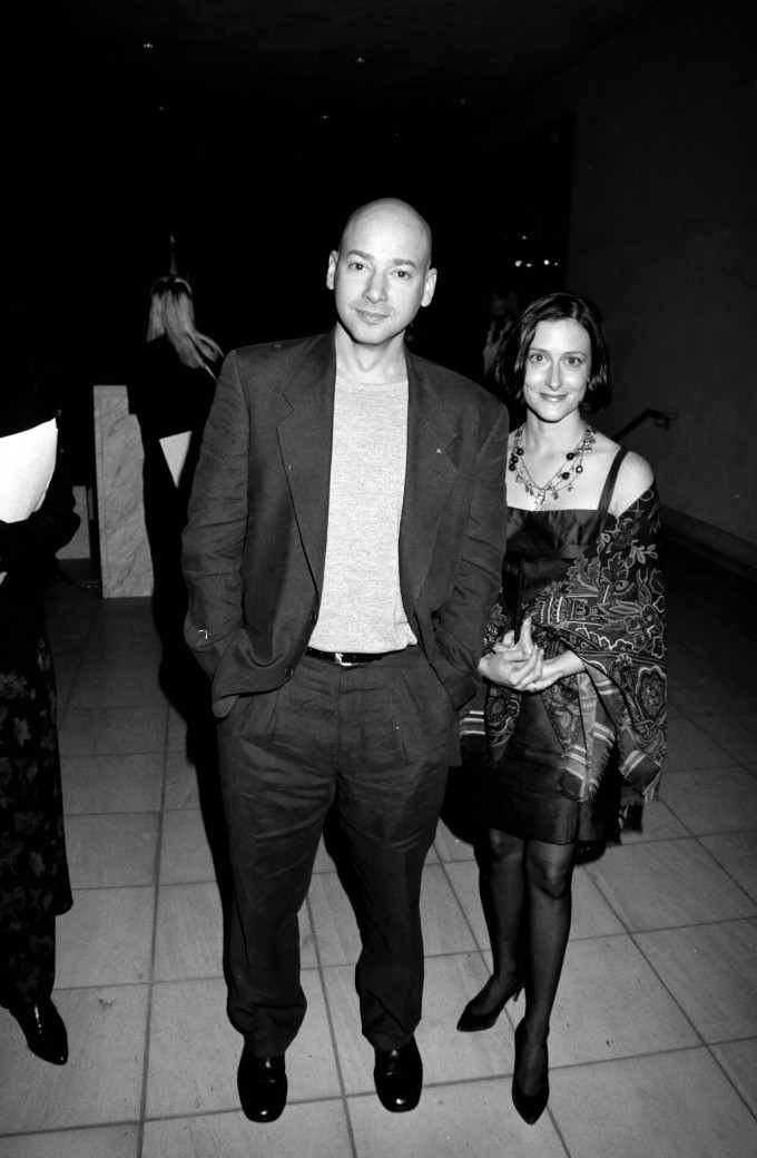 Evan Handler és barátnője, Elisa Atti (2003-ban házasodtak össze) 1996 novemberében egy Los Angeles-i színházi premierjén.