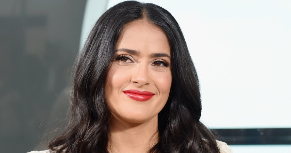 Borítókép: Őt is elkapta a Barbie-láz! Salma Hayek egy bombasztikus pink fürdőruhában mutatta meg, hogy még mindig ő az egyik legszebb nő a világon