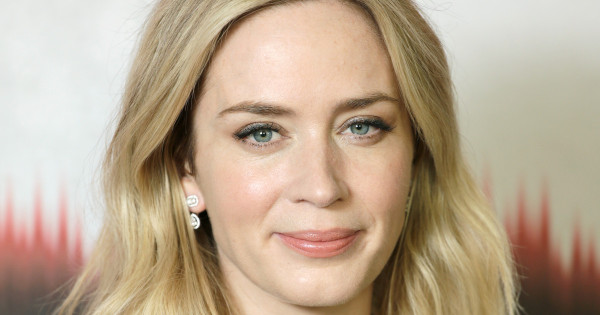 Borítókép: A rajongók szerint valami egészen nincs rendben Emily Blunt arcával - „Úgy néz ki, mint Madonna” 