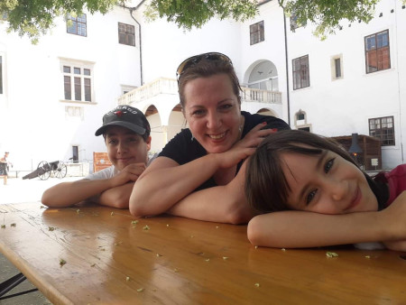 Borítókép: Magdolna sikeresen harcolt gyermeke leukémiája ellen, miközben rászoruló nőknek segít önzetlenül – Interjú a megtalált erőről