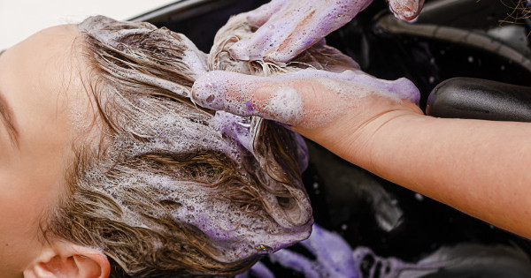 Borítókép: A fodrászok esküsznek rá! Az ok, amiért használj lila sampont barna hajra is