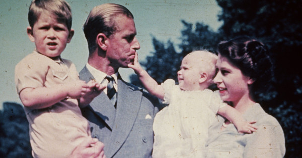 Borítókép: Nem gondolnád, hogyan jött a világra Fülöp herceg: a néhai királynő férje távolról sem párnák közt született