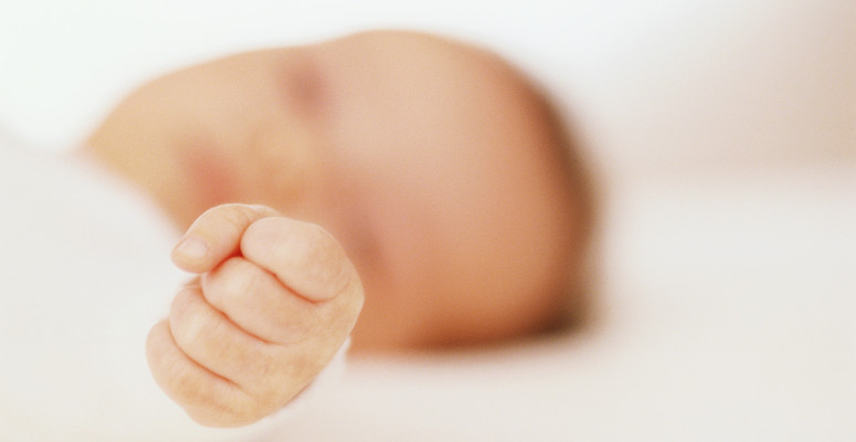 Borítókép: Miért szorítja ökölbe a kezét a csecsemő? Sok szülő aggódik a természetes reflex miatt