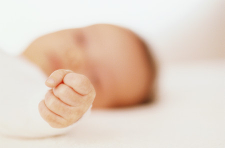 Borítókép: Miért szorítja ökölbe a kezét a csecsemő? Sok szülő aggódik a természetes reflex miatt