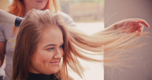 Borítókép: Ha hagyod a levegőn megszáradni a hajad, több kárt okoz, mintha hajszárítóval csinálnád? A szakértő válaszol