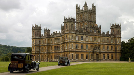 Borítókép: A rejtett szekrényei egyiptomi kincseket rejtettek! Avagy 7 érdekesség a Downton Abbey ikonikus kastélyáról