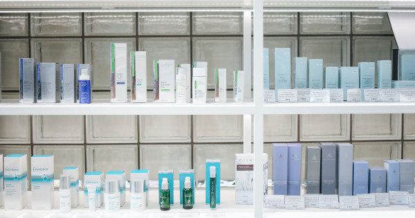 Borítókép: 3 szépségápolási termék, amit a bőrgyógyászok könyörögnek, hogy hagyj a polcon - csak többet árthatsz velük!