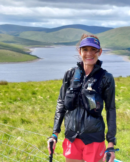 Borítókép: Rákos betegséget diagnosztizáltak a magyar ultrafutó nőnél: a struccpolitika itt sem segít, járjatok szűrésre!