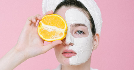 Borítókép: Húzódik, érzékeny napozás után a bőröd? 6 nyugtató házi arcpakolás, ami azonnal hűsít és táplál