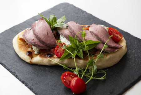 Borítókép: Balatoni nyelves, azaz füstölt marhanyelves lepény lett az Év Strandétele – Te megkóstolnád?