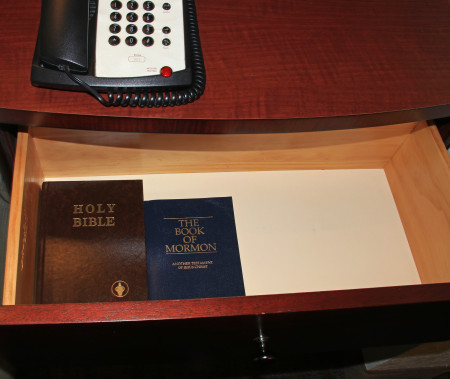 Borítókép: Miért van a szállodákban Biblia? Két idegen véletlen találkozásának köszönhető