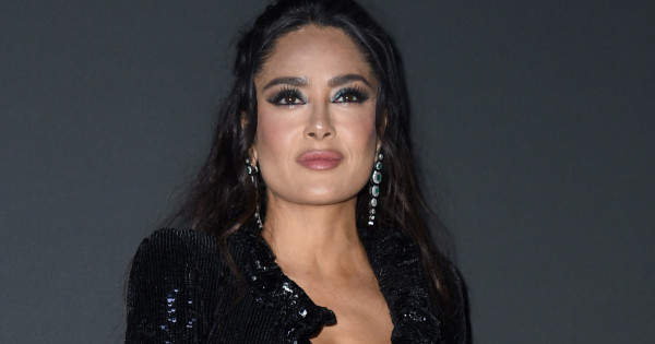 Borítókép: Salma Hayek olyasmit csinál az arcával a ráncok ellen, amiért még férje is hülyének nézi - de ő állítja, működik!
