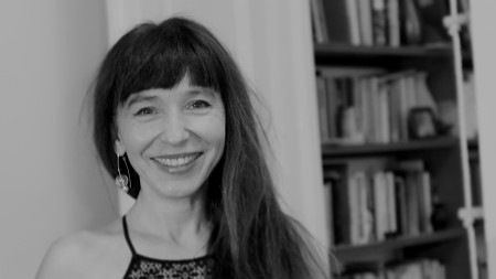 Borítókép: „Szeretem, amikor a kisember problémája van a középpontban” – beszélgetés Enyedi Évával, a Pintér Béla Társulat színész-dramaturgjával