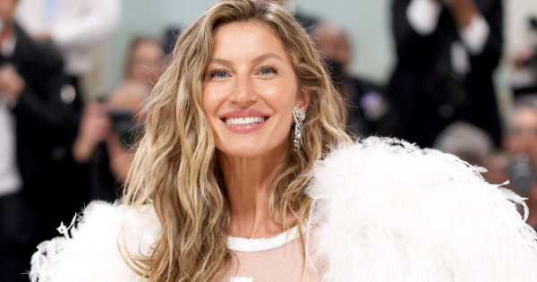 Borítókép: Kigyulladt az internet! A 43 éves Gisele Bündchen bombasztikus fehérneműs képpel tért vissza a Victoria's Secrethez