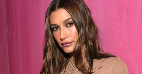 Borítókép: Hailey Bieber már imádja! Egy nagyisnak mondott körömszín, ami valójában fantasztikusan jól néz ki: te kipróbálnád?