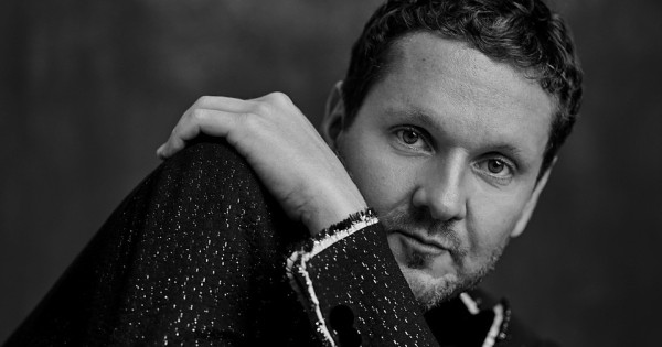 Borítókép: „A világ sokszínű, és a gyerekeknek ezt meg kell tanítani„ - interjú Lakatos Márkkal 